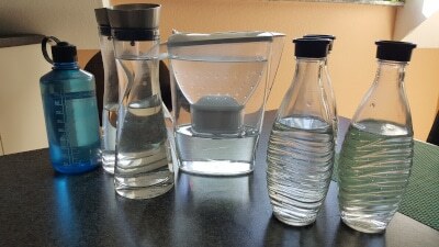 wasser aus der wasserflasche